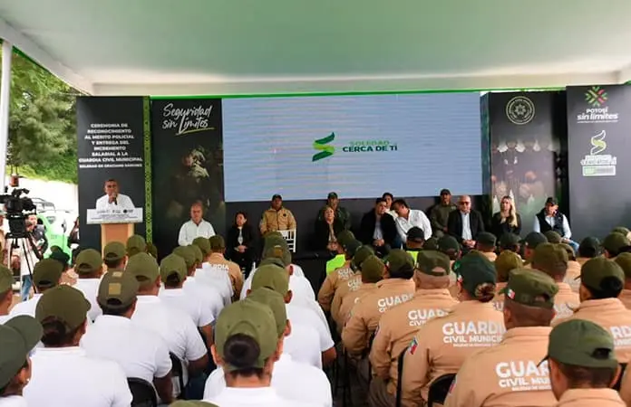 Formalizan aumento salarial para policías