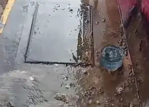 Fuga de drenaje, foco insalubre en la cl&iacute;nica ISSSTE