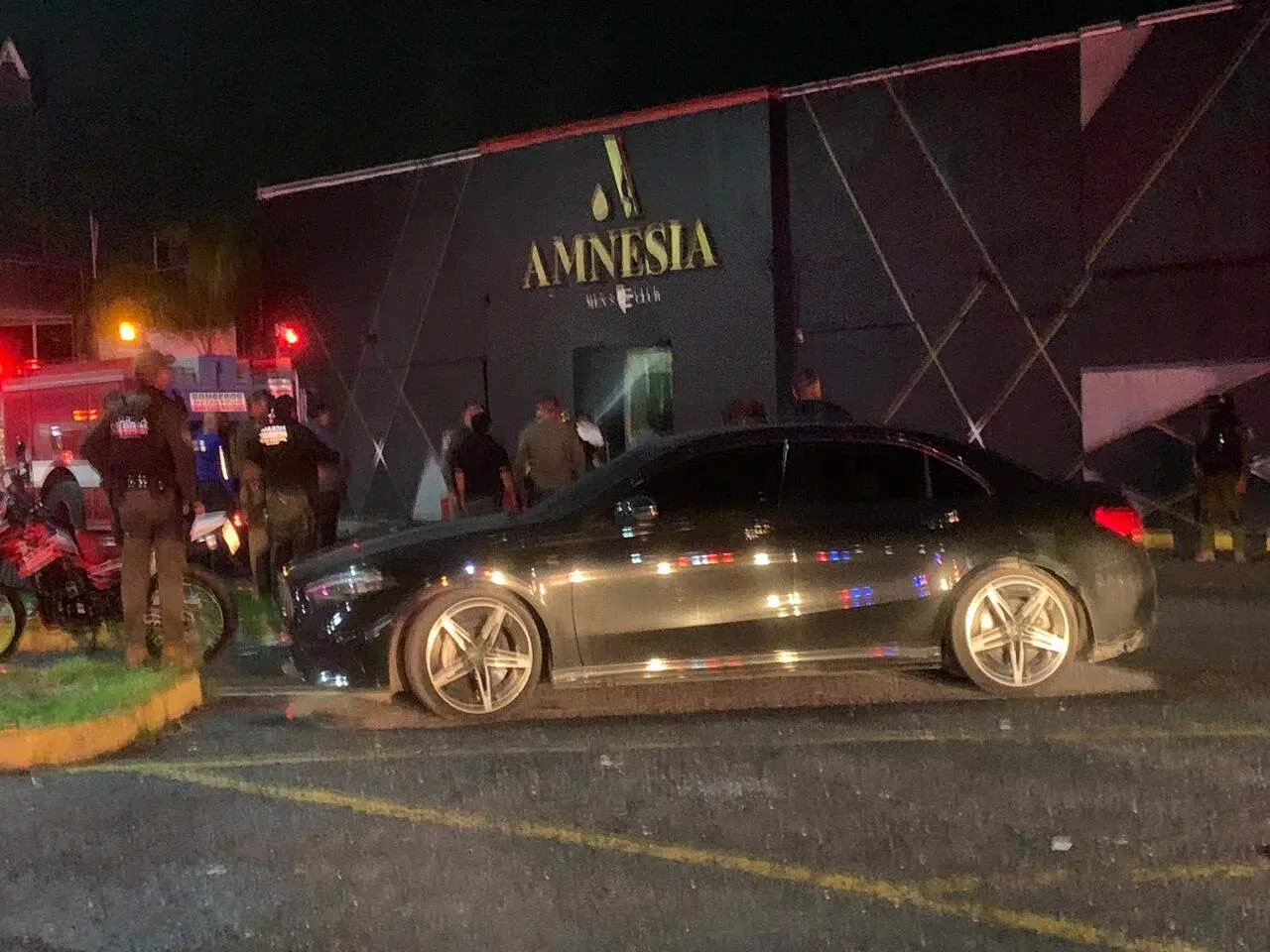 Sujetos irrumpen y provocan incendio en antro de carretera 57