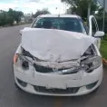 Impactan camioneta y auto en el bulevar