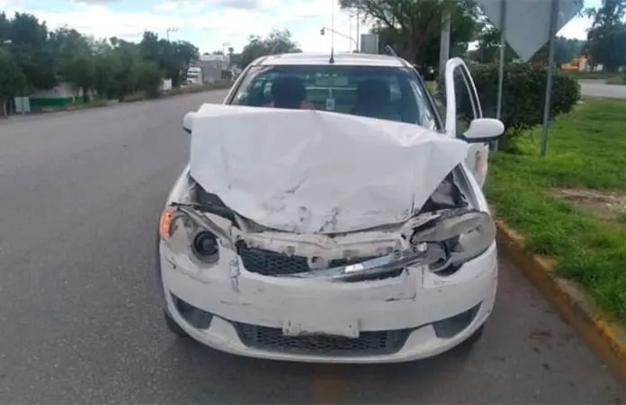 Impactan camioneta y auto en el bulevar