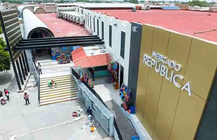 Usan como bodega salón del República