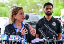 Congresistas de EU denuncian 750 migrantes en jaulas de Alligator Alcatraz Congresistas de EU denuncian 750 migrantes en jaulas de Alligator Alcatraz