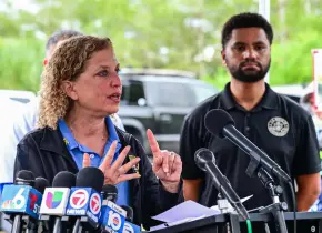 Congresistas de EU denuncian 750 migrantes en jaulas de Alligator Alcatraz