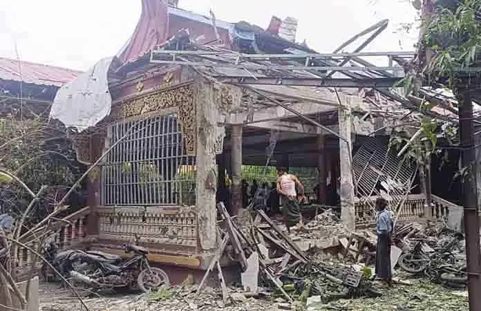 Bombardean monasterio en Myanmar