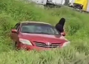 Pierde el control y termina en el desnivel: solo da&ntilde;os materiales