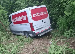 Camioneta de Estafeta se sale del camino sin heridos