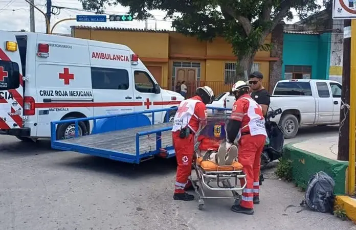 Choca motociclista en céntrico crucero