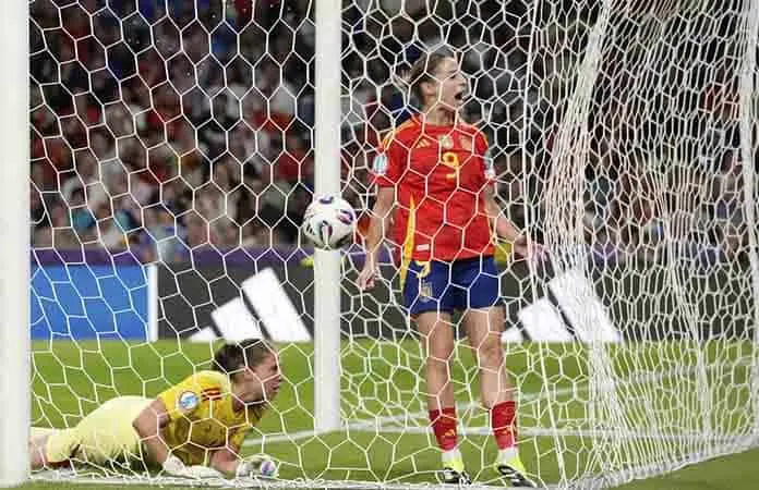 España remonta a Italia y pasa primera de grupo invicta