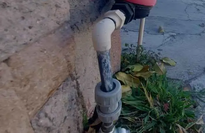 Regularizan más tomas clandestinas de agua