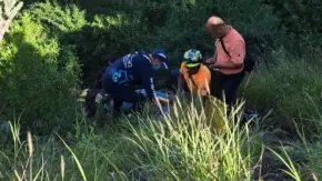 Fotos | Cae motociclista a ladera en Lomas