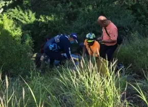 Fotos | Cae motociclista a ladera en Lomas