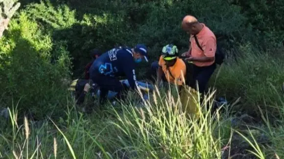 Fotos | Cae motociclista a ladera en Lomas