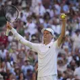 Sinner vence a un tocado Djokovic