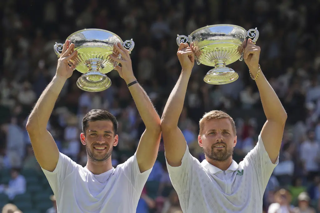 Julian Cash y Lloyd Glasspool hacen historia al ganar Wimbledon