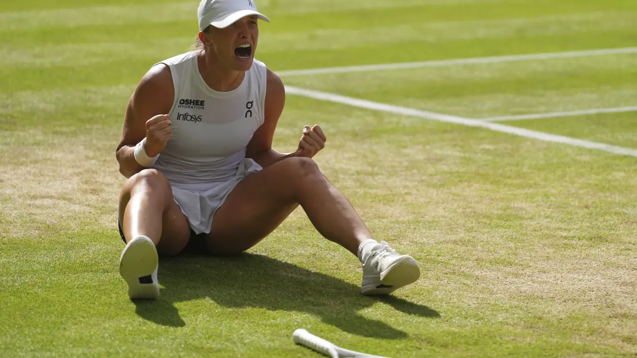Iga Swiatek se corona campeona de Wimbledon con una victoria aplastante