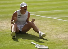 Iga Swiatek se corona campeona de Wimbledon con una victoria aplastante