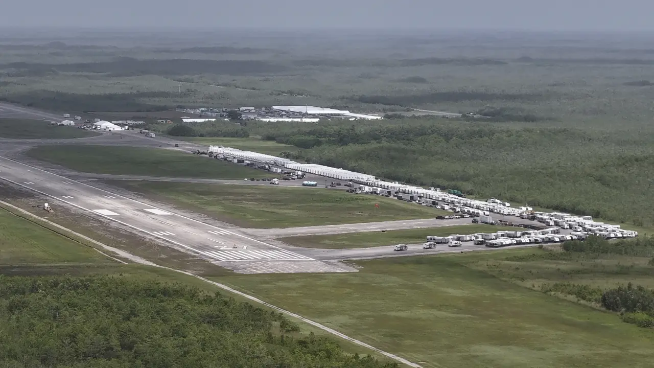 Legisladores visitan centro de detención de inmigrantes en los Everglades