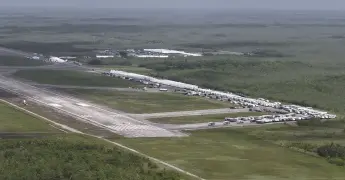 Legisladores visitan centro de detención de inmigrantes en los Everglades