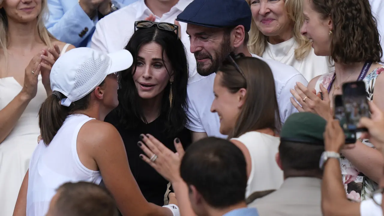 Iga Swiatek recibe abrazo de Courteney Cox tras ganar en Wimbledon