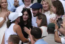 Iga Swiatek recibe abrazo de Courteney Cox tras ganar en Wimbledon