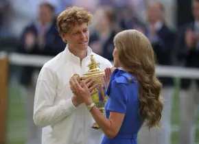 La princesa de Gales entrega el trofeo a Jannik Sinner tras la final de Wimbledon