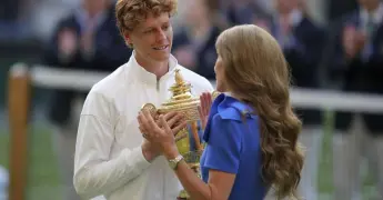 La princesa de Gales entrega el trofeo a Jannik Sinner tras la final de Wimbledon
