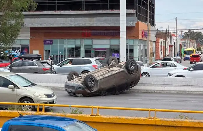 Aparatosa carambola en la avenida Salvador Nava