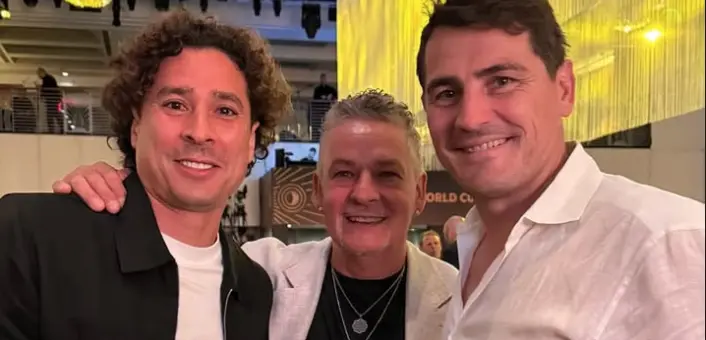 Iker Casillas comparte foto con Guillermo Ochoa en evento del Mundial de Clubes FIFA 2025