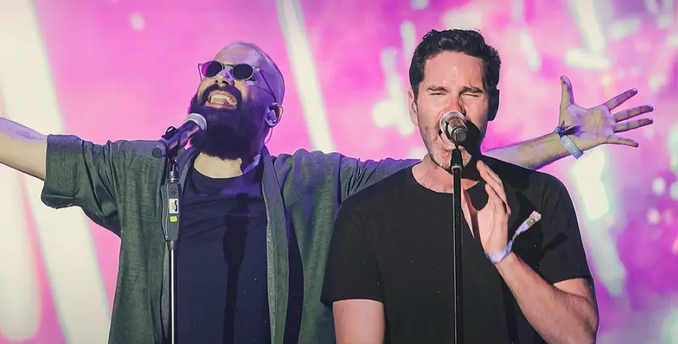 Capital Cities sorprende en concierto con mensaje político en CDMX