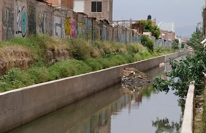 El colector pluvial Los Cactus presenta agua estancada y lama