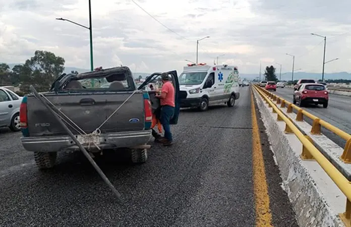 Conductor resulta herido al volcar su camioneta