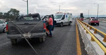 Conductor resulta herido al volcar su camioneta