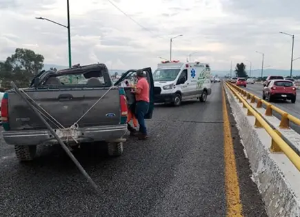 Conductor resulta herido al volcar su camioneta