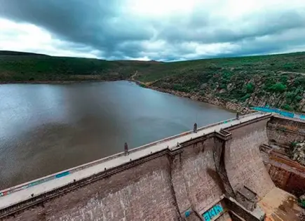 Monitorean el desfogue de la presa San José  