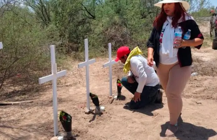 Encuentran tres fosas así como 200 prendas