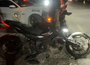 Motociclista resulta lesionado al chocar con camioneta en circuito Potosí