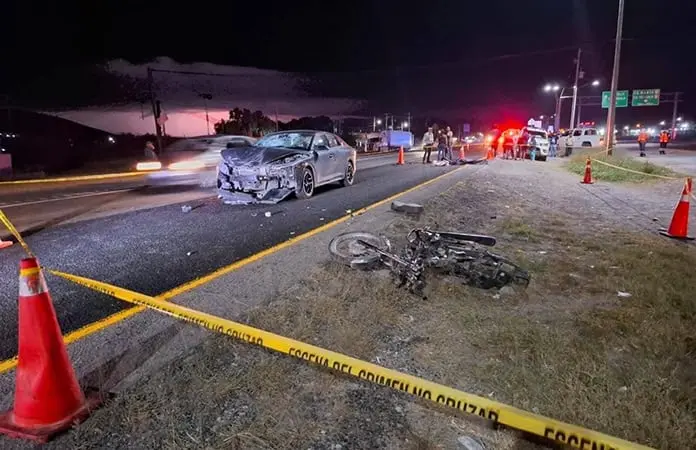 Joven en moto fallece arrollado por un carro
