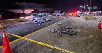 Joven en moto fallece arrollado por un carro