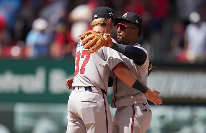 Los Bravos ganan con tres jonrones