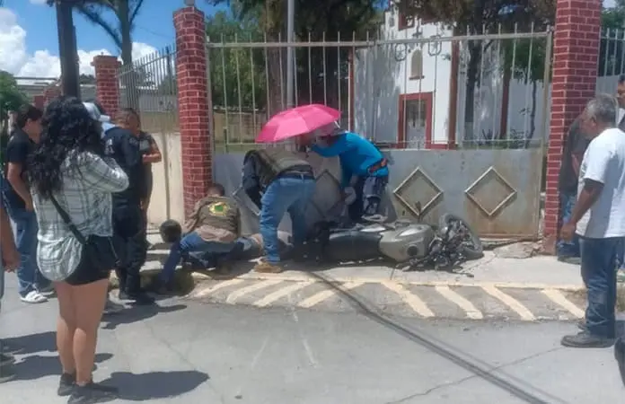 Muere motociclista al chocar con camioneta
