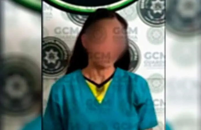 Mujer robaba tequila en Bodega Aurrerá