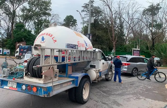 Pipa gasera le pega a vagoneta por alcance