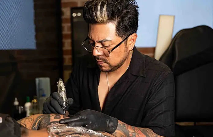“Tatuajes son una manera de sanar”