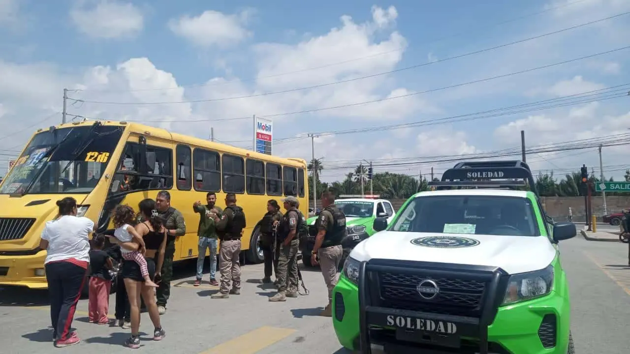 Agreden camión urbano tras discusión vial en Soledad