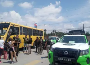 Agreden camión urbano tras discusión vial en Soledad