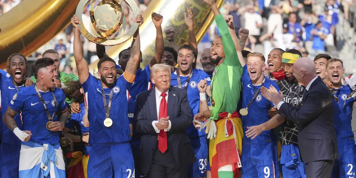 Donald Trump entrega trofeo de campeón en Mundial de Clubes