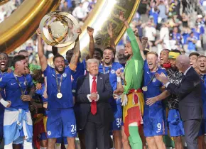 Donald Trump entrega trofeo de campeón en Mundial de Clubes