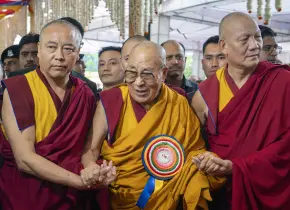 Dalai Lama anuncia sucesor y desafía a China
