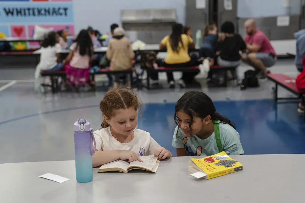 Más de 20 estados demandan a Trump por congelar fondos educativos para programas escolares